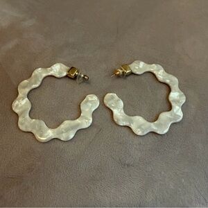 Elegant Wavy Pearl Resin Hoop Earrings